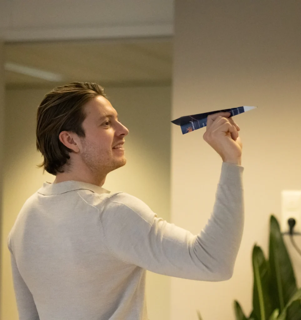 Een medewerker wijst naar aanvullende diensten die wij aanbieden aan onze partners