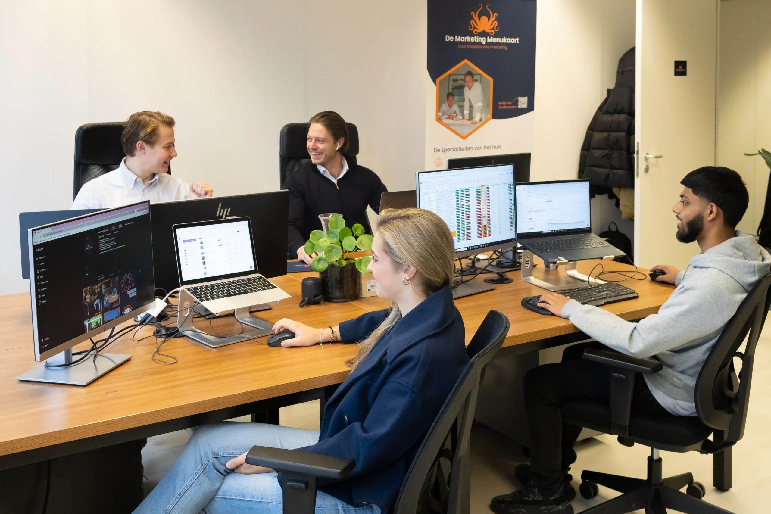 Een deel van ons team aan het werk op kantoor