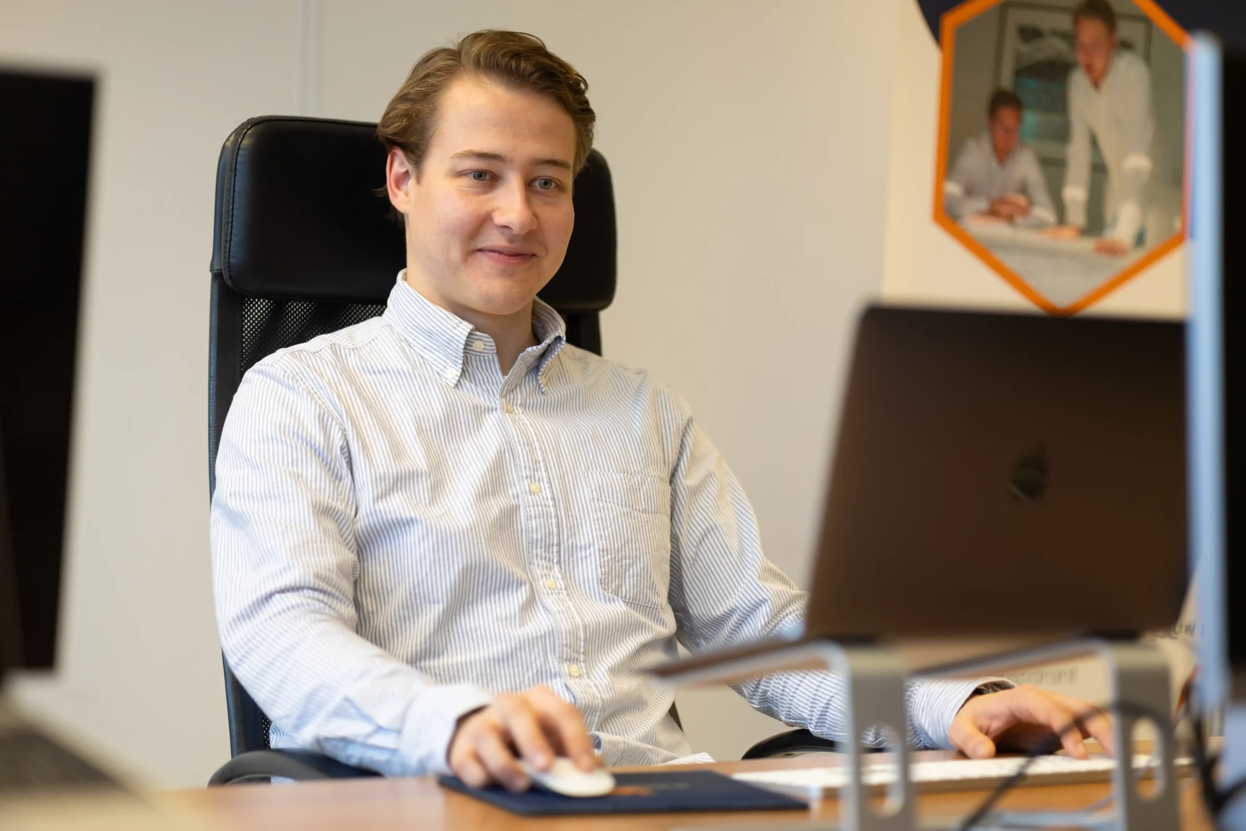 Onze projectleider lachend achter zijn laptop tijdens een online meeting