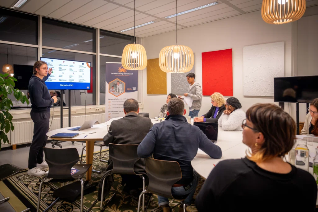 Onze groeiadviseur geeft een training aan medische professionals