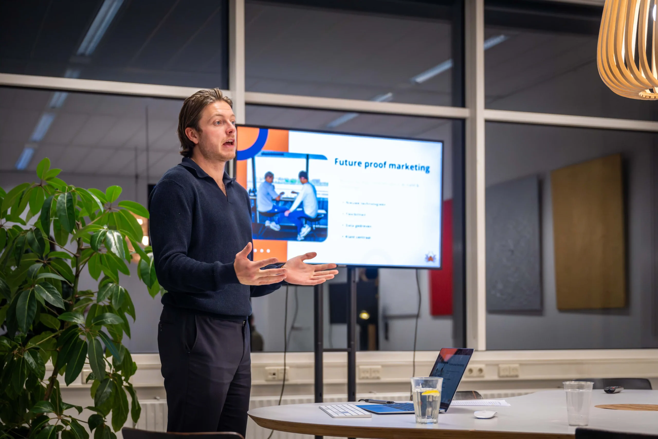 Onze groeiadviseur beantwoordt vragen van deelnemers tijdens een presentatie